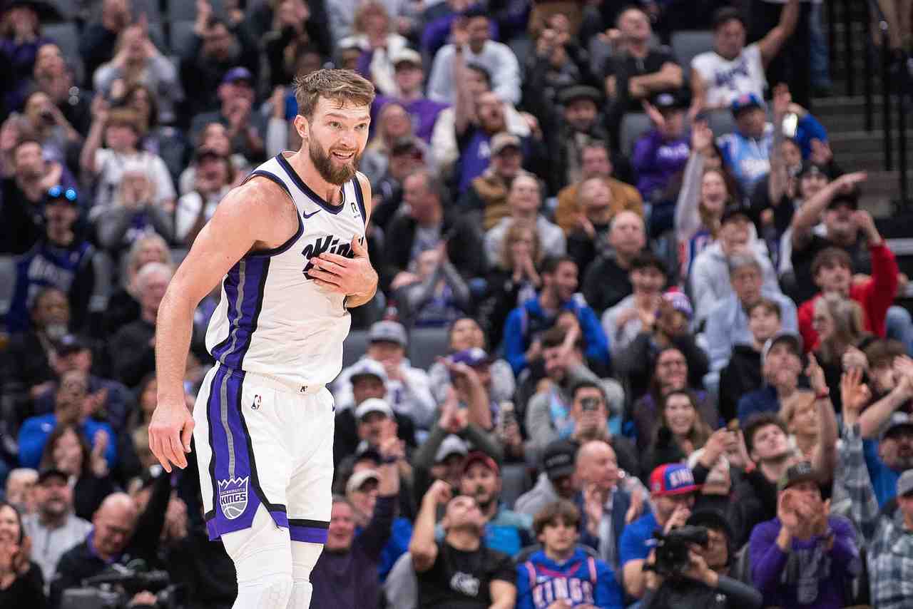 美记：国王将在新赛季先让小萨证明自己健康 随后继续探索交易